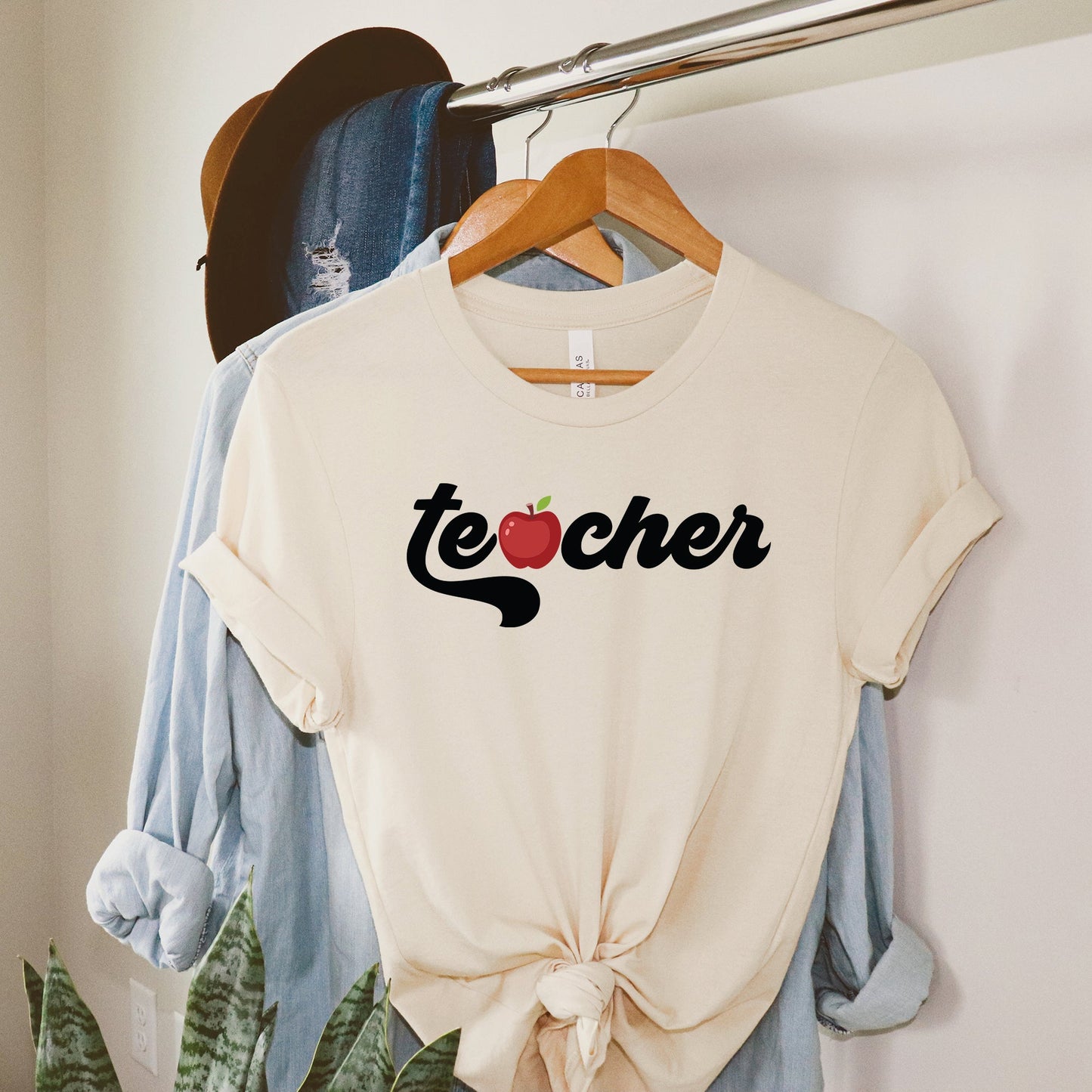 Teacher Bold Apple | Short Sleeve Graphic Tee