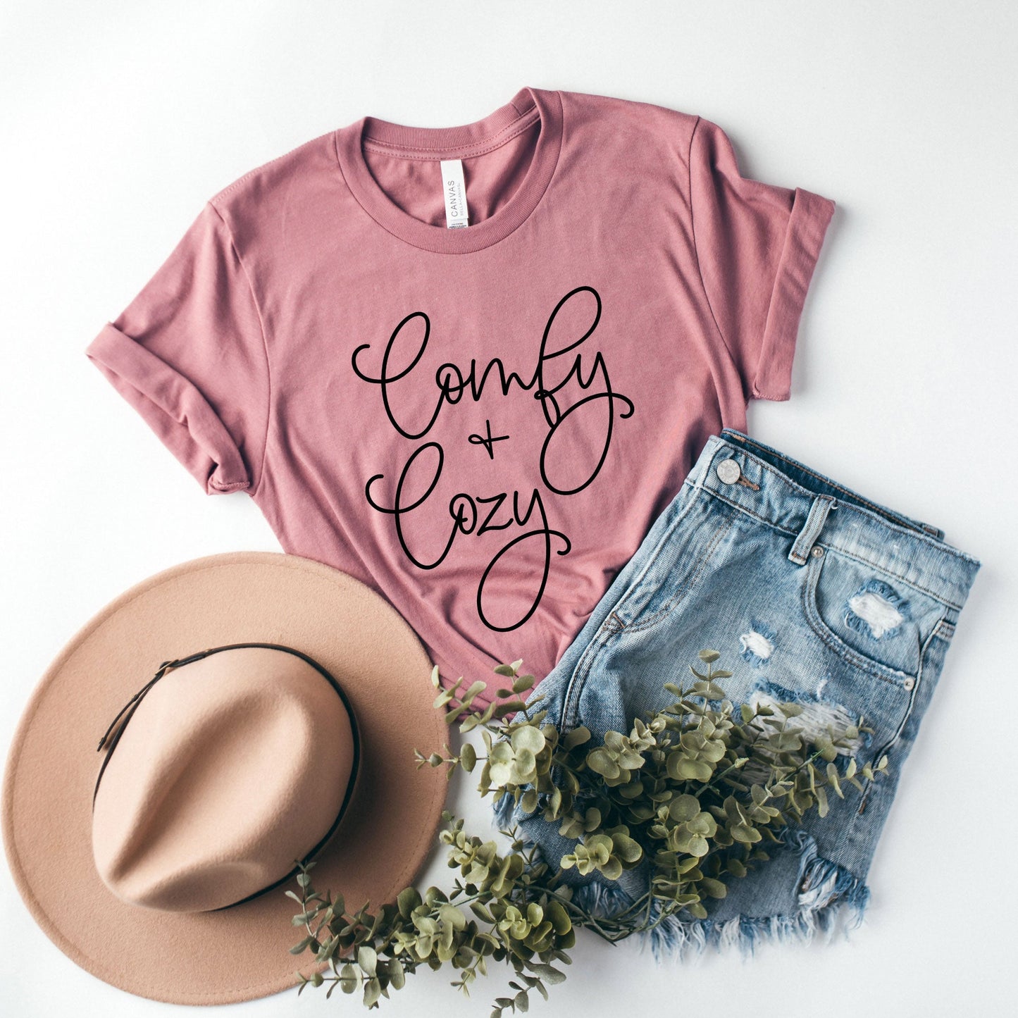 Comfy And Cozy Cursive | Short Sleeve Graphic Tee