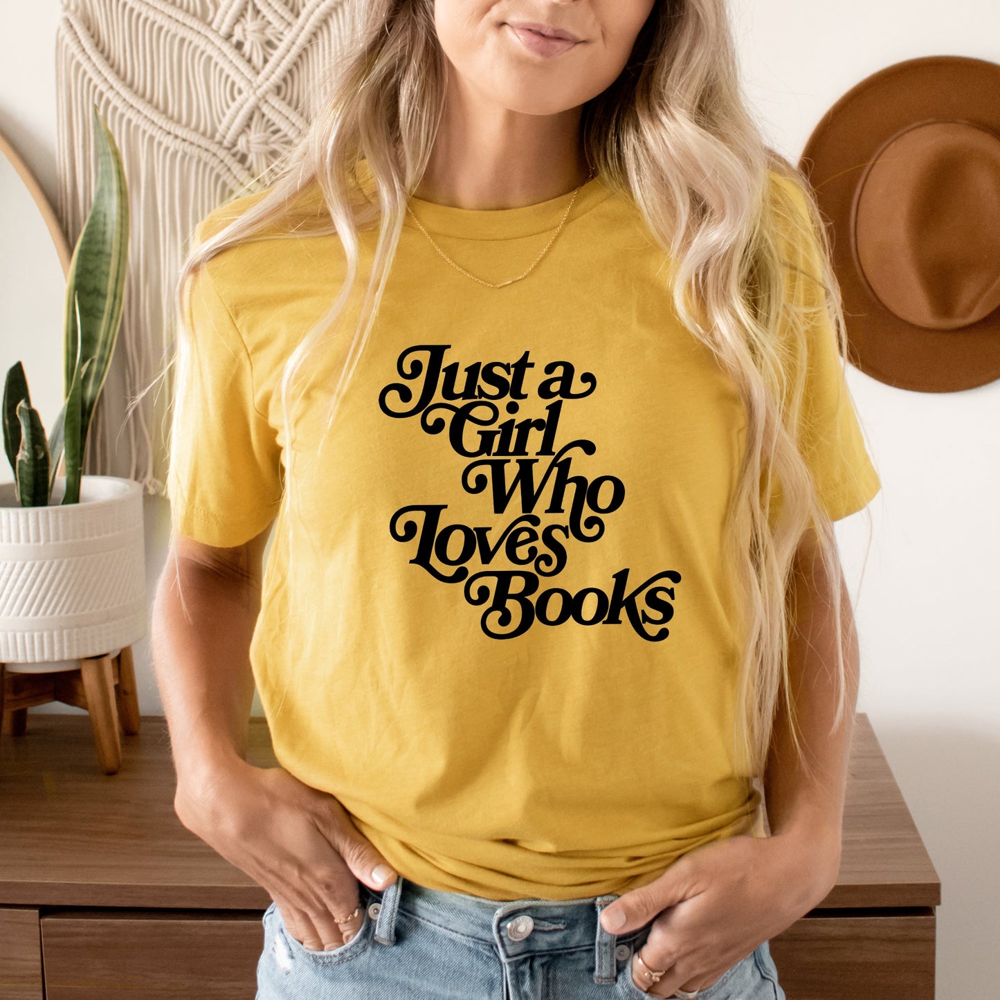 Just A Girl Who Loves Books | Short Sleeve Graphic Tee