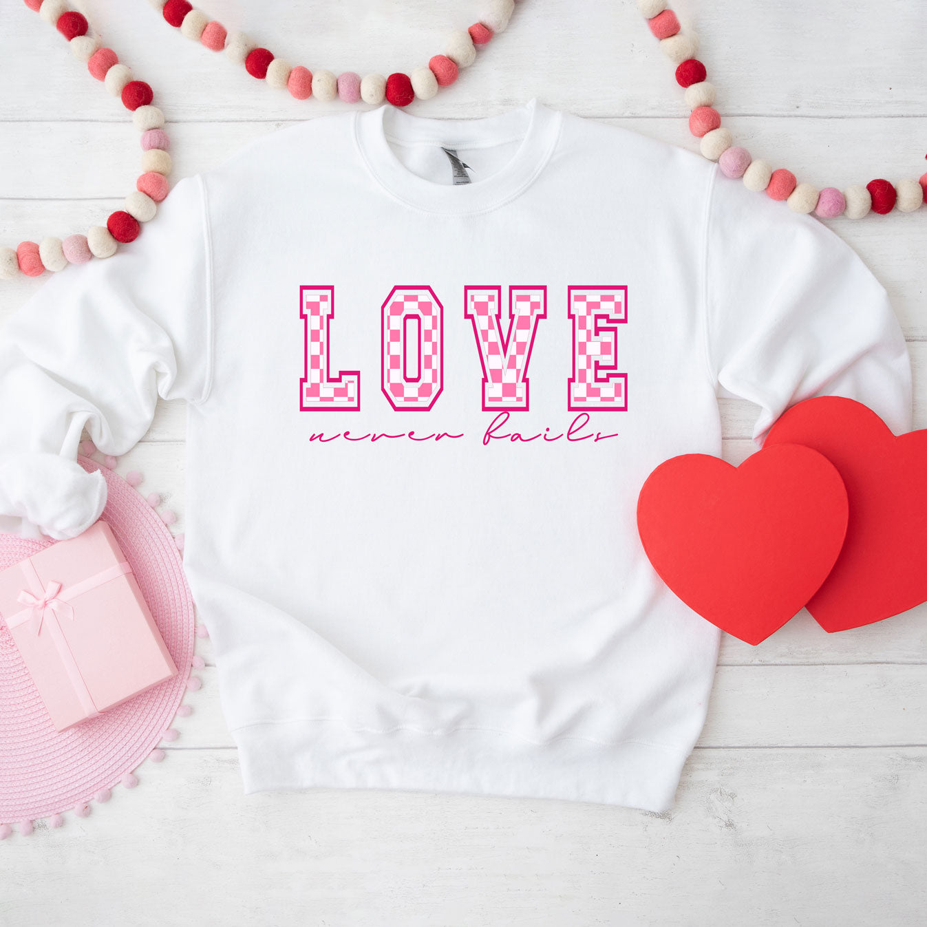 Love Never Fails Checkered | Sweatshirt