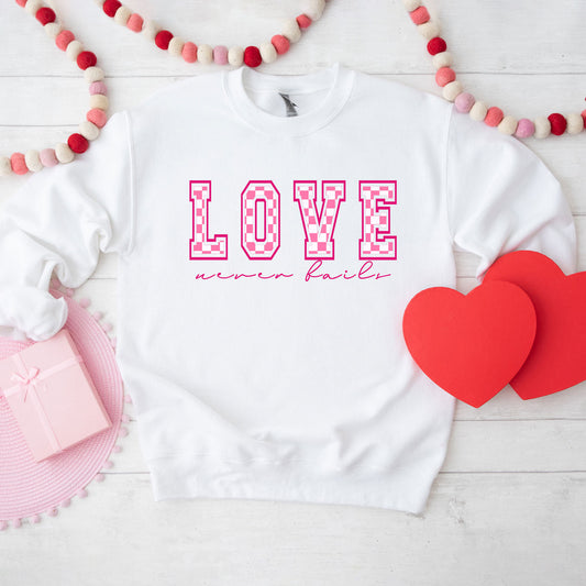 Love Never Fails Checkered | Sweatshirt